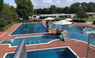Auch bei moderaten Temperaturen ziehen die Sportschwimmer (hinten im Bild) ihre Bahnen im Bega-Bad. - Sven Kienscherf