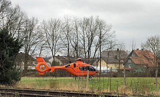 Rettungshubschrauber Christoph 13 landet auf einer Wiese nahe der Schötmarschen Straße. - Feuerwehr Lage