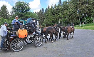 Auf Tour mit dem Vierspänner. Hier brechen die Kutschfahrer zu ihrer Tagesetappe im thüringischen Probstzella auf. - Reinhard Merten