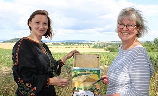 Monika Grimm-Beyer (rechts) malt zum ersten Mal im Freien. Unterstützt wird sie von Dozentin Anastasiya Nesterova. - Nico Düllmann Monika Grimm-Beyer (rechts) malt zum ersten Mal im Freien. Unterstützt wird sie von Dozentin Anastasiya Nesterova. - Nico Düllmann