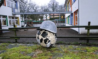 Bewegung ist das neue A&O in der Frühpädagogik – da kommt der Plan eines Soccer-Courts auf einer bislang ungenutzten Fläche an der Grundschule Bösingfeld gerade recht. Auf diesem Bild wartet der reichlich gefledderte Herr Ball darauf, von Kinderfüßen in die Tore getreten zu werden. Er ist, wie man deutlich sehen kann, einiges gewohnt. - Hajo Gärtner Bewegung ist das neue A&O in der Frühpädagogik – da kommt der Plan eines Soccer-Courts auf einer bislang ungenutzten Fläche an der Grundschule Bösingfeld gerade recht. Auf diesem Bild wartet der reichlich gefledderte Herr Ball darauf, von Kinderfüßen in die Tore getreten zu werden. Er ist, wie man deutlich sehen kann, einiges gewohnt. - Hajo Gärtner