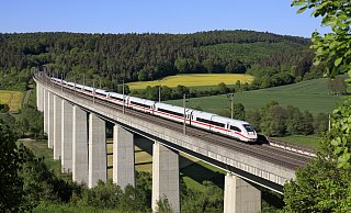 Ein ICE 4 ist auf einer Schnellfahrstrecke unterwegs - Deutsche Bahn AG / Georg Wagner Ein ICE 4 ist auf einer Schnellfahrstrecke unterwegs - Deutsche Bahn AG / Georg Wagner