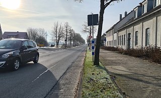 Die Steine im Randbereich der Hauptstraße, die durch Wahmbeckerheide führt, sind teilweise abgesackt. Das führt offenbar zu höheren Geräuschbelastungen für die Anwohner. - Nadine Uphoff