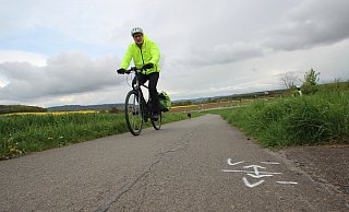 Der Radweg zwischen Kirchheide und Matorf wird ab Montag, 22. April, saniert. Markierungen zeigen schon die Bereiche an, um die es geht. Das Foto zeigt Radfahrer Kai Schäfertöns aus Kirchheide. - Jens Rademacher Der Radweg zwischen Kirchheide und Matorf wird ab Montag, 22. April, saniert. Markierungen zeigen schon die Bereiche an, um die es geht. Das Foto zeigt Radfahrer Kai Schäfertöns aus Kirchheide. - Jens Rademacher