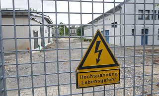 An der Falkenkrugstraße haben die Stadtwerke Detmold gerade ihre Umspannanlage Spork erneuert. Die aktuelle Technik, die Platz im wesentlich kleineren Neubau links findet, trägt mit dazu bei, das Netz zu stabilisieren und bedarfsgerecht steuern zu können. - Jost Wolf