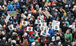 Nach Recherchen des Medienkollektivs "Correctiv" kam ans Licht, dass sich AfD-Funktionäre und die rechtsextreme Identitäre Bewegung in Potsdam getroffen hatten. Seitdem gehen bundesweit Menschen gegen Rechts auf die Straße. - Symbolbild: Carmen Jaspersen/dpa