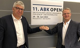 Neue Partner: Thomas Fehr, Geschäftsführer des Bettenfachhandel-Einkaufsverbandes ABK (links), und Andreas Reibchen, Geschäftsführender Gesellschafter der Messe OWL, freuen sich auf die zukünftige Zusammenarbeit. Unter anderem bei der Ordermesse „ABK Open", deren elfte Auflage Mitte 2022 in Bad Salzuflen stattfinden wird. - Thomas Reineke Neue Partner: Thomas Fehr, Geschäftsführer des Bettenfachhandel-Einkaufsverbandes ABK (links), und Andreas Reibchen, Geschäftsführender Gesellschafter der Messe OWL, freuen sich auf die zukünftige Zusammenarbeit. Unter anderem bei der Ordermesse „ABK Open", deren elfte Auflage Mitte 2022 in Bad Salzuflen stattfinden wird. - Thomas Reineke