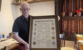 Ludger Hermanns betreibt in Brakelsiek die älteste Gaststätte Lippes. 300 Jahre Gasthof-Geschichte sind in dem Bild vereint, das im Saal hängt. - Silke Buhrmester