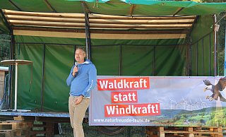 Tierarzt und Zoologe Dr. Büker informiert über die Gefahren für Natur und Vogelwelt, die von einer Windkraftanlage im Wald ausgeht. - Alina Hetland Tierarzt und Zoologe Dr. Büker informiert über die Gefahren für Natur und Vogelwelt, die von einer Windkraftanlage im Wald ausgeht. - Alina Hetland