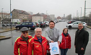 Note exzellent: Klaus-Erich Nolting und Christoph Birnstein übergeben die Urkunde für Deutschlands zweitbesten P+R-Platz an Bürgermeister Frank Hilker (von links). Rechts im Bild: Jael Rachel Räker vom ACE und der technische Beigeordnete der Stadt Detmold, Thomas Lammering. - Stadt Detmold Note exzellent: Klaus-Erich Nolting und Christoph Birnstein übergeben die Urkunde für Deutschlands zweitbesten P+R-Platz an Bürgermeister Frank Hilker (von links). Rechts im Bild: Jael Rachel Räker vom ACE und der technische Beigeordnete der Stadt Detmold, Thomas Lammering. - Stadt Detmold