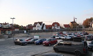 Damit die Galerie Hornsches Tor abgerissen werden kann, ist auf der Rückseite des Gebäudes ein Teil des Parkplatzes abgesperrt worden, der sich in der Baugrube befindet. Dass im Laufe der Arbeiten weitere Stellflächen hinzukommen, ist nicht ausgeschlossen. - Jana Beckmann Damit die Galerie Hornsches Tor abgerissen werden kann, ist auf der Rückseite des Gebäudes ein Teil des Parkplatzes abgesperrt worden, der sich in der Baugrube befindet. Dass im Laufe der Arbeiten weitere Stellflächen hinzukommen, ist nicht ausgeschlossen. - Jana Beckmann