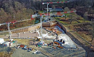 Drei Kräne bestimmen das Bild auf der Baustelle für das neue Eingangsgebäude des Freilichtmuseums, wie auf dieser Aufnahme von Ende Februar zu sehen. Mittlerweile ist schon die Bodenplatte gegossen. - Nicole Ellerbrake Drei Kräne bestimmen das Bild auf der Baustelle für das neue Eingangsgebäude des Freilichtmuseums, wie auf dieser Aufnahme von Ende Februar zu sehen. Mittlerweile ist schon die Bodenplatte gegossen. - Nicole Ellerbrake