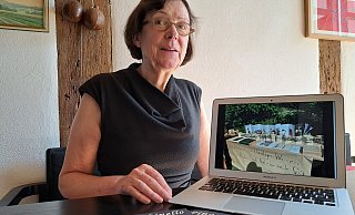 Dr. Brigitte Labs-Ehlert zeigt ein Pinocchinello-Projekt vom vergangenen Jahr: Kinder haben Buchobjekte gebastelt. - Carolin Brokmann-Förster