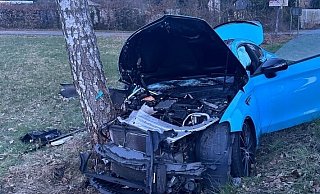 Zwei Menschen wurden bei dem Unfall verletzt. - Feuerwehr Detmold/Christopher Rieks Zwei Menschen wurden bei dem Unfall verletzt. - Feuerwehr Detmold/Christopher Rieks