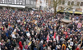 Am Sonntag wurde es bei der Demo auf dem Detmolder Marktplatz noch mal richtig voll - einige mussten noch in den Seitenstraßen stehen. - Thomas Krügler