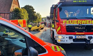 Bei einem Verkehrsunfall in Selbeck landet ein Auto auf dem Dach. - Jörg Mengedoht/Freiwillige Feuerwehr Barntrup
