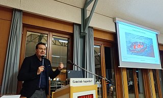 Kämmerer Patrick Herrmann erläuterte die Eckdaten des Haushalts für dieses Jahr im Rat. - Gemeinde Schlangen