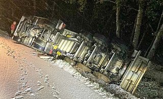 Ein Sattelschlepper ist zwischen Kalldorf und Langenholzhausen von der Straße abgekommen und umgekippt. Die Bergung gestaltete sich aufwendiger und dauerte Stunden. - Polizei Lippe