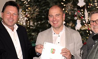 Präsentieren den notariellen Vertrag über das Neubauprojekt: (von links) Bürgermeister Frank Hilker,LIST-Develop-Geschäftsführer Michael Garstka und Technischer Beigeordneter Thomas Lammering. - Stadt Detmold Präsentieren den notariellen Vertrag über das Neubauprojekt: (von links) Bürgermeister Frank Hilker,LIST-Develop-Geschäftsführer Michael Garstka und Technischer Beigeordneter Thomas Lammering. - Stadt Detmold