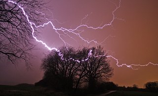 Nahendes Inferno: Das Unwetter zieht heran, Robin Jähnes Kameras stehen bereit und nehmen die Szene im Zeitrafferbetrieb auf. - Robin Jähne