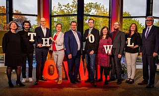 Geehrte und Laudatoren auf einen Blick (von links): Professorin Dr. UtaPottgiesser, Vizepräsidentin für Kultur, Kommunikation und Internationales,Omar Abdelhady, Professor Dr. Jan Schneider, Professorin Dr. Yvonne-ChristinKnepper-Bartel, Vizepräsidentin für Bildung und Nachhaltigkeit, Professor Dr.Stefan Witte, Vizepräsident für Forschung und Transfer, Professor Dr. MarkusLange-Hegermann, Eva Hafenstein, Niels Isendahl, Vorsitzender des AllgemeinenStudierendenausschusses, Katrin Jana Thaler und Volker Steinbach, Präsident derHochschulgesellschaft. - TH OWL