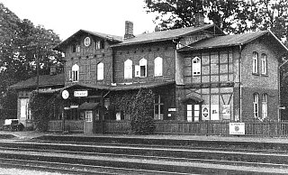 Das Schiederaner Bahnhofsgebäude in den 1950er Jahren. Seit seiner Indienststellung 1872 hatte sich bis dahin nur wenig verändert. - Sammlung Konrad Soppa