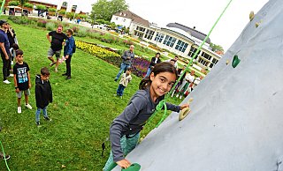 Kurparkfest-Besucherin Melissa bezwingt die Kletterwand. - Nicole Ellerbrake