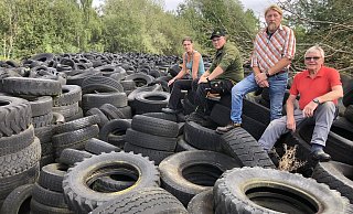 Immer wieder entsetzt über die Größe des Reifenlagers auf der Hengstheide sind (von links) Christine Kliewer, Tobias Gasch, Günther Kliewer und Herbert Tewes. - Till Brand