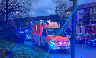 Feuerwehr und Rettungswagen sind in der Bachstra&szlig;e im Einsatz. - Feuerwehr Detmold/Christopher Rieks