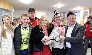 Das Prinzenpaar Timo I. Engelhardt und Kim I. Engelhardt (Vierte und F&uuml;nfter von links) &uuml;bergeben B&uuml;rgermeister Mario Hecker (rechts) den Rathausschl&uuml;ssel. Mit dabei sind auch das Kinder-Prinzenpaar Tom I. Schacksmeier und Johanna I. Schmerz (von links) sowie Sitzungspr&auml;sident Thomas Wiesener. - Lorraine Brinkmann