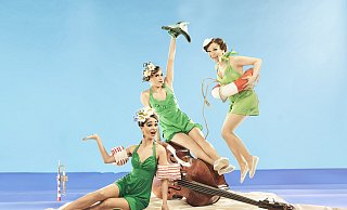 Die Zucchini Sistaz und ihr Bühnenprogramm Tag am Meer. - Fotografie Witte Wattendorff Die Zucchini Sistaz und ihr Bühnenprogramm Tag am Meer. - Fotografie Witte Wattendorff