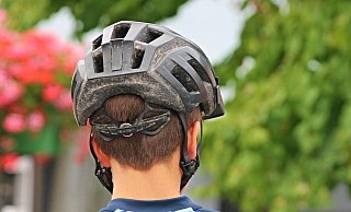 Ein Helm bewahrte den Radfahrer, den ein Ast am Kopf traf, vor schwereren Verletzungen. - Symbolbild Pixabay