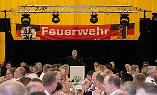 Kreisbrandmeister Wolfgang Kornegger eröffnet die Veranstaltung. - FreitagTV
