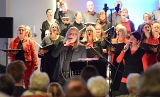 Der in Schwarz und Rot gekleidete Projektchor Leopoldshöhe hat ein Programm mit bekannten und neuen Liedern einstudiert. Immer wieder singen Solisten. Foto: Karin Prignitz - Karin Prignitz Der in Schwarz und Rot gekleidete Projektchor Leopoldshöhe hat ein Programm mit bekannten und neuen Liedern einstudiert. Immer wieder singen Solisten. Foto: Karin Prignitz - Karin Prignitz