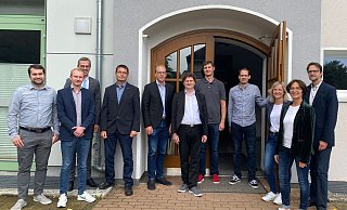 Vertreter der beteiligten Kommunen, der Organisatoren und Partner freuen sich auf eine informative Veranstaltung zum Thema "Photovoltaik auf Unternehmensdächer". - Stadt Lügde Vertreter der beteiligten Kommunen, der Organisatoren und Partner freuen sich auf eine informative Veranstaltung zum Thema "Photovoltaik auf Unternehmensdächer". - Stadt Lügde