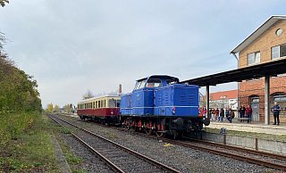 Mit einem Esslinger Triebwagen "T62" der Verkehrsfreunde Braunschweig aus dem Jahr 1952 wird die Diesellok "V65" aus Lemgo abgeholt. - Golo Kahlert