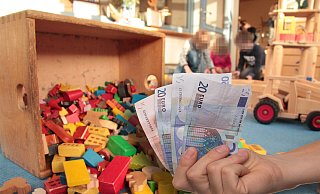 Die Kita-Gebühren für Kitas in Zuständigkeit des Kresjugendamtes werden steigen - in welcher Höhe, ist noch offen. - Symbolbild: Till Brand/Pixabay - Montage Oliver Wendtland