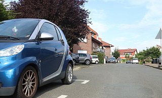Wenn gebaut wird, kommt es immer wieder zu der Frage, wie viel Stellplätze geplant werden müsssen, damit es nicht, wie hier an der Neuen Straße, schnell mal eng wird. - Birgit Guhlke Wenn gebaut wird, kommt es immer wieder zu der Frage, wie viel Stellplätze geplant werden müsssen, damit es nicht, wie hier an der Neuen Straße, schnell mal eng wird. - Birgit Guhlke