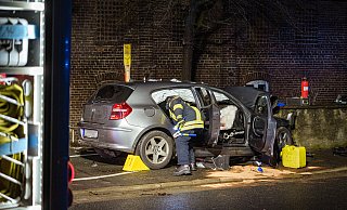 Der 1er BMW prallte frontal gegen eine Steinmauer an der Kreuzung Lagesche Straße/ Uferstraße / Am Bergkamp. - Freitag TV