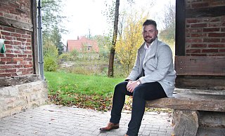 Ortsbürgermeister Cord-Henrik Starke an seinem Lieblingsplatz im Ortsteil Brokhausen, dem Dorfteich. - Jana Beckmann Ortsbürgermeister Cord-Henrik Starke an seinem Lieblingsplatz im Ortsteil Brokhausen, dem Dorfteich. - Jana Beckmann