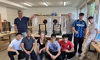 Die ersten Drucker sind schon passend im Gehäuse: Zweiter von links: Thomas Mahlmann (zdi-Zentrum Lippe.Mint, Zweiter von links), Morteza Atrsaie (Heinrich-Drake-Realschule, Dritter von links), Oliver Uthoff (Weidmüller, Dritter von rechts) mit den Schülerinnen und Schülern des Technikkurses. - Lippe Bildung Die ersten Drucker sind schon passend im Gehäuse: Zweiter von links: Thomas Mahlmann (zdi-Zentrum Lippe.Mint, Zweiter von links), Morteza Atrsaie (Heinrich-Drake-Realschule, Dritter von links), Oliver Uthoff (Weidmüller, Dritter von rechts) mit den Schülerinnen und Schülern des Technikkurses. - Lippe Bildung