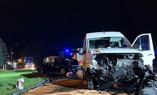 Die beiden an dem Unfall beteiligten Fahrzeuge sind schwer beschädigt. Die Feuerwehr hat ausgelaufene Betriebsstoffe auf der Straße abgestreut. - Freiwillige Feuerwehr/Daniel Hobein Die beiden an dem Unfall beteiligten Fahrzeuge sind schwer beschädigt. Die Feuerwehr hat ausgelaufene Betriebsstoffe auf der Straße abgestreut. - Freiwillige Feuerwehr/Daniel Hobein