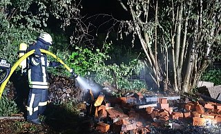 Nahe der Grundschule an der Großen Twete ist eine Gartenhütte abgebrannt. - Feuerwehr Barntrup