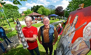 Detlef Kuhlmann von der Dorfgemeinschaft und Künstler Ulrich Tasche (von links) freuen sich über den regen Zulauf auf der Siekwiese, auf der Kunst gezeigt, Pickerts serviert werden und Boule ausprobiert werden kann - Nicole Ellerbrake Detlef Kuhlmann von der Dorfgemeinschaft und Künstler Ulrich Tasche (von links) freuen sich über den regen Zulauf auf der Siekwiese, auf der Kunst gezeigt, Pickerts serviert werden und Boule ausprobiert werden kann - Nicole Ellerbrake