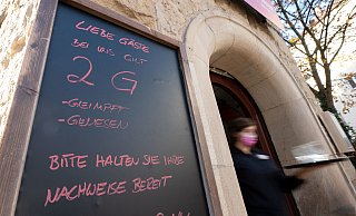 In NRW gilt bald die 2G-Regel: Nur Geimpfte oder Genesene dürfen dann Restaurants besuchen. Das Personal ist dazu angehalten, das auch sorgfältig zu kontrollieren. - (c) Copyright 2021, dpa (www.dpa.de). Alle Rechte vorbehalten