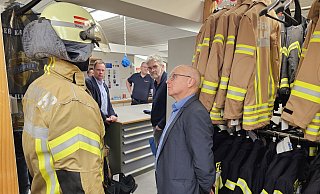 Im Dachgeschoss der Hauptwache befindet sich die Kleiderkammer der Feuerwehr Lage. Fachbereichsleiter Frank Rayczik (rechts), Ausschussvorsitzender Klaus Hansen (links) und Gerd Bicker (Grüne, Zweiter von rechts) stellen Fragen an den Leiter der Feuerwehr, Benjamin Brinkmeyer. - Astrid Sewing