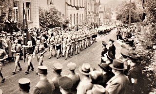 Das Blatt hat sich gewendet: 1936 zur 900-Jahr-Feier Oerlinghausens marschiert eine Abteilung der Hitlerjugend am Stadthotel vorbei. - Repro Horst Biere/ Quelle: Archiv Höltke Das Blatt hat sich gewendet: 1936 zur 900-Jahr-Feier Oerlinghausens marschiert eine Abteilung der Hitlerjugend am Stadthotel vorbei. - Repro Horst Biere/ Quelle: Archiv Höltke