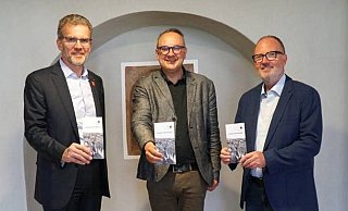 Präsentierten den neuen Lemgoer Mietspiegel (von links): Klaus Drücker, Vorsitzender des Vorstandes der Sparkasse Lemgo, Bürgermeister Markus Baier und Norbert Stukenbröker, Vorsitzender von Haus & Grund Lemgo. - Haus & Grund