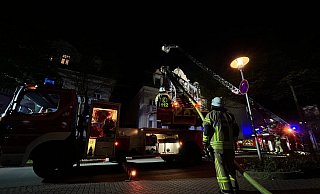 Mit zwei Drehleitern bekämpft die Freiwillige Feuerwehr einen Dachstuhlbrand am Sonntagabend in der Osterstraße. - Nele Keunecke/Feuerwehr Bad Salzuflen