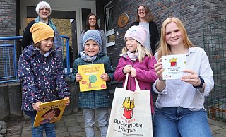 Das Familienzentrum "Das Spatzennest" hat das Gütesiegel "Buchkindergarten" ehalten. Darüber freuen sich Frieda (vorne, v. l.), ihr vierjähriger Zwillingsbruder Hermann, Linnea (5), Erzieherin Milena Strate sowie Kita-Leiterin Elke Schlepphorst (hinten, v. l.), Gemeindebücherei-Leiterin Kerstin Koppmann und Fachbereichsleiterin Bildung und Soziales, Andrea Rodekamp. - Birgit Guhlke/Neue Westfälische Das Familienzentrum "Das Spatzennest" hat das Gütesiegel "Buchkindergarten" ehalten. Darüber freuen sich Frieda (vorne, v. l.), ihr vierjähriger Zwillingsbruder Hermann, Linnea (5), Erzieherin Milena Strate sowie Kita-Leiterin Elke Schlepphorst (hinten, v. l.), Gemeindebücherei-Leiterin Kerstin Koppmann und Fachbereichsleiterin Bildung und Soziales, Andrea Rodekamp. - Birgit Guhlke/Neue Westfälische